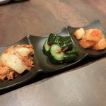 炭火焼肉・にくなべ屋 神戸びいどろ - キムチ盛り合わせ