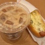 デリフランス - ダブルチーズドッグ　294円　と　アイスカフェラテ　305円