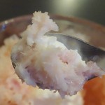 三日月氷菓店 - アイスクリームを交えて食べてみると、甘酸っぱいイチゴシロップと組み合わることでチーズケーキの様な味わいに変化。段々と味わいが濃厚さを帯びてきます。