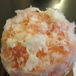 三日月氷菓店 - 天然氷とイチゴシロップとのマリアージュを楽しんだ後は、練乳をドバっと投入。