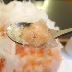 三日月氷菓店 - 天然氷ならではの素早いくちどけと、甘味と酸味のバランスが良いイチゴシロップが掛かって美味。段々と暑くなっていく時期にぴったりなさっぱり系かき氷です。