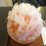 三日月氷菓店 - 生いちごかき氷は、以前三日月氷菓店で注文したかき氷同様に氷の盛りが良く