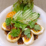 ミッタパップ タイレストラン - 玉子サラダ（？）、作ってもらいました。 良い加減に茹で上がった玉子を油で揚げて、甘いソースでいただきます。トッピングの香ばしいフライドオニオンと爽やかなパクチーが玉子の黄身に良く合います♪