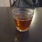 三日月氷菓店 - 注文後はしばらく温かいお茶を飲みながら待っていると