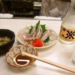 酒房 半田屋 - なめろう、鯛昆布〆、樽酒