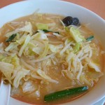 Kourakuen - 味噌野菜ラーメン
                        人参入ってませんけど？