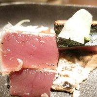 銀座 座屋 - 鰹の藁焼き　大蒜　塩　山葵添え