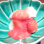 銀座 座屋 - 白玉　大納言小豆　トチオトメ　アイスクリーム　スカイベリーソース