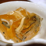 七伍屋 - お通し（ふぐ皮の煮凝り）