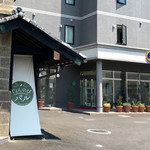 Jonnobibaru - ホテルの駐車場内 “ 蔵レストラン ”
