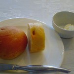 アンジェパティオ - パスタランチ　1000円のパン