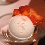 グルメバイキング オリンピア - そして出来上がったのがこちら！
      苺畑のパフェ仕立て　絞りたて苺ソース添え
      ボキ、いちごが大好きなので、これもおかわりしました～
       