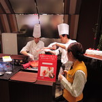 グルメバイキング オリンピア - オリンピアのパフォーマンスデザートは
      毎回ユニークな演出がとっても楽しいです。
      お客さんを飽きさせない工夫がされてるよね。