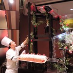 グルメバイキング オリンピア - これは、上からいちごを入れると
      いちごソースになって出て来るというマシーンだよ。
      筒の中をいちごが転がってます。
       