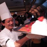 グルメバイキング オリンピア - ボキらがデザートをいろいろ選んでいたら、放送でパフォーマンスデザートの案内が。オリンピアの人気のパフォーマンスなんだよ。今回はいちごを使ったデザート。