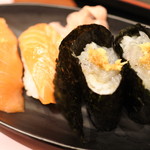 グルメバイキング オリンピア - お寿司は、職人さんに握ってほしいネタを言うと
      目の前で握ってもらえるんだよ。
      ふっくらしらすの軍艦巻きとサーモン。