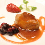 グルメバイキング オリンピア - こちらは、ディナー限定のフォワグラのポワレ、バラの香り。
      盛り付けがすごくきれい～
      とっても贅沢なお味です。