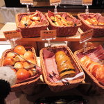 グルメバイキング オリンピア - 食べたいものが多くて店内をうろうろするボキら。
      
      ちびつぬ「パンがいっぱいよ～」