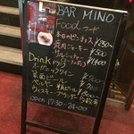 BAR MINO - ビルのエントランスにメニュー看板