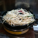 ジンギスカン霧島 - お替りしたもやしを投入（もやしもお替り自由）
