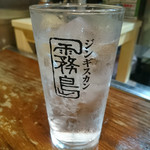 ジンギスカン霧島 - 店名ロゴ入りの氷入りのお水