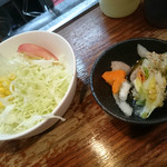 ジンギスカンランチのサラダと浅漬け