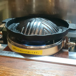 ジンギスカン霧島 - カウンター席用のジンギスカン鍋（鍋交換には200円必要）