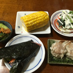 紀八 - 2016.06.20.本日のお通し。サラダの中にはサーモンの切り身が２切れも隠れておる。手巻きはマグロと海老のサラダ巻き♡