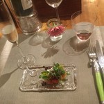 カロローゾ - 最初の一皿、シマアジのカルパッチョ。カトラリーはラギオール