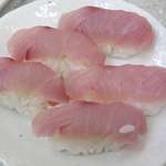 名前の無いお寿司屋さん - 10円ブリ寿司5貫で〆て食事完了。合計で1500円と、恐ろしくなるくらいに安価にお酒と寿司が楽しめました。