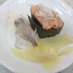 名前の無いお寿司屋さん - 続いてはコリコリ感が癖になるゲソ寿司50円、脂の旨味が効いてとろりと美味しい本まぐろネギトロ100円