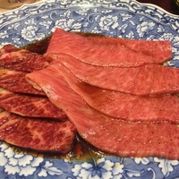 西麻布けんしろう - 赤身二種盛り　タレ肉は左がハラミ、右がイチボ