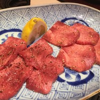 西麻布けんしろう - タン塩：（左）黒毛和牛のタンと（右）スノーエイジングのタン。
