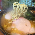 ラーメン 末廣家 - 麺はややひねりの利いた中太麺