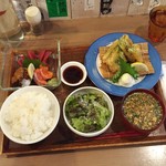 酒嚢飯袋 - 鮪・鱒・蛸刺身と鯖フライ定食1,000円