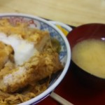 本多屋 - カツ丼(味噌汁・お新香付)750円