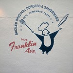 フランクリン・アベニュー - 壁の絵と店名。