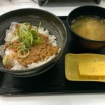 吉野家 長堀店 - 鶏そぼろ飯の朝食