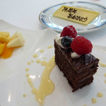 サバティーニ・ディ・フィレンツェ - お祝いのチョコレートケーキとワゴンのフルーツポンチ