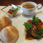 雪詩慕雲 - チキンの照り焼きタルタルソース、オニオンスープ、パン、エビと野菜のマリネ
      