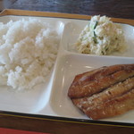 サカータブロス - ご飯とおかず二品が付いてきます。