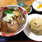 台湾屋台新台北 - ラーメン＆半チャーハン800円