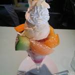 フルーツカフェ　フルータス - ゴロゴロフルーツに大きなアイスが目を引きます♪