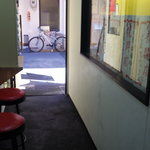 自家製太麺 ドカ盛 マッチョ - 順番待ち席