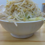 自家製太麺 ドカ盛 マッチョ - 『昼』ラーメン中盛（野菜・ニンニク・味・増し）【７００円】