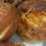 たま木亭 - カレーパン、ベーコンとチェダーチーズのパンです♪