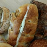 たま木亭 - 和栗のパン、パンオノア、ブリオッシュカネルです♪