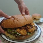 ばんちゃ屋 - びっくりチキンカツバーガー！直径20センチ！！話題急騰中！！！