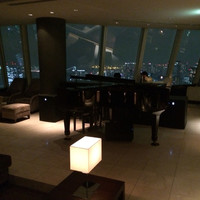 XEX ATAGO GREEN HILLS / Salvatore Cuomo Bros. - バーコーナーと夜景