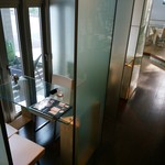 クールディーズカフェ - 今回利用させていただいたガラスのテーブル席（左側）。向こうの左側が入口です。